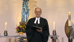 Landesbischof Ralf Meister vor einem Altar stehend.