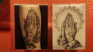 Christoph Aribert, Tattoo-Artist aus Berlin, sticht Interessierten Dürer-Tattoos im Museum auf die Haut. 