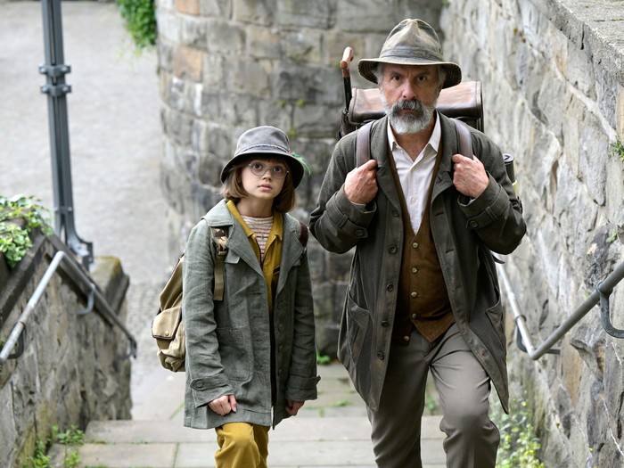 Filmszene aus der Buchspazierer mit Schascha (Yuna Bennett) und Carl Kollhoff (Christoph Maria Herbst)