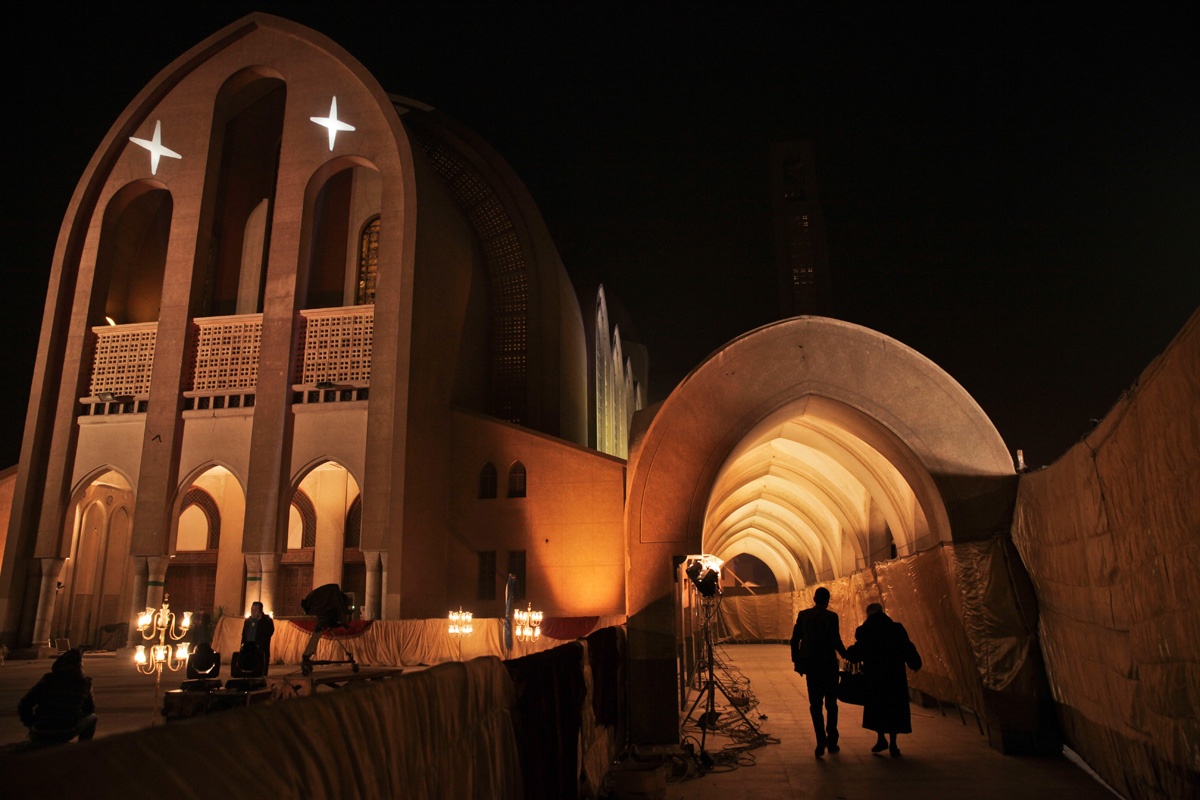 Außenansicht der Markuskathedrale in Kairo bei Nacht.