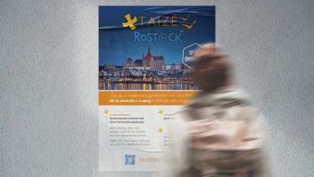 Plakat von "Taizé Rostock" an der Wand
