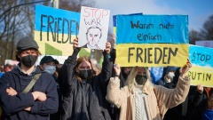 Demonstranten in Berlin gegen den russischen Einmarsch in die Ukraine