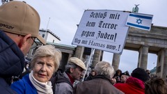 Menschen demostrieren mit israelischer Flagge vor dem Brandenburger Tor