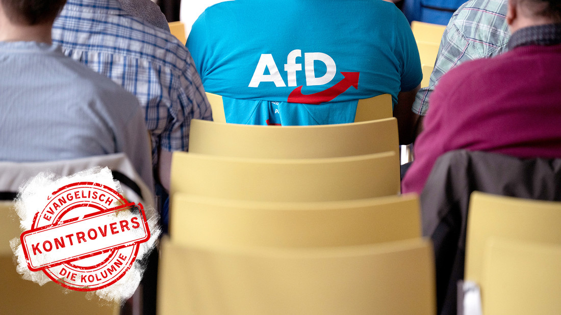 AfD T-Shirt Träger sitzt in Stuhlreihe