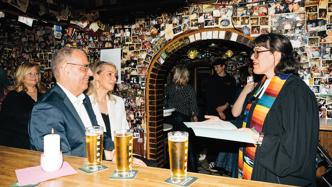 In der Kneipe "Zum Windjammer" auf St. Pauli sagen Katja und Uwe Molzahn nach 25 Ehejahren erneut Ja zueinander. Pastorin Angelika ­Gogolin segnet sie. Dann stoßen sie mit Bier an