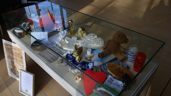 Vitrine mit Trauerbekundungen steht im Alten Rathaus der Stadt Magdeburg.