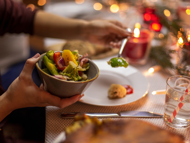 Festlich, weihnachtlich gedeckter Tisch: Gans oder veganes Curry zum Weihnachtsmenü?
