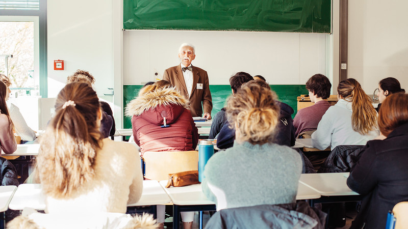 Herr Leon Weintraub im Zeitzeugengespräch mit Schülerinnen und Schülern am Droste-Hülshoff-Gymnasium in Freiburg