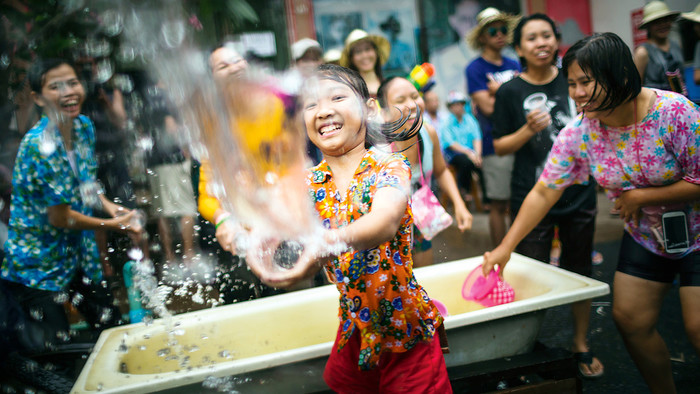Der April in Bangkok ist heiß - das Wasser zum Neujahrsfest eisgekühlt