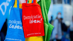 "Demokratie leben!" steht auf Stofftaschen auf der Bildungsmesse didacta in Köln 2023