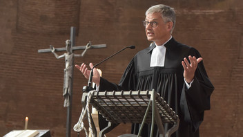 Prädikant Martin Schulte im Talar am Lesepult während eines Gottesdienstes in der Trierer Konstantin-Basilika
