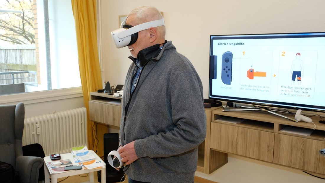 Rentner mit Virtual Reality-Brille