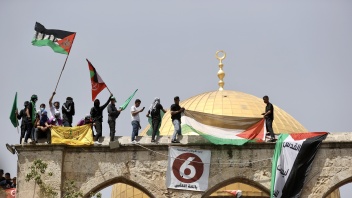 Palästinensische Demonstranten nach dem letzten Freitagsgebet im Ramadan vor der Al-Aqsa Moschee in Jerusalem.