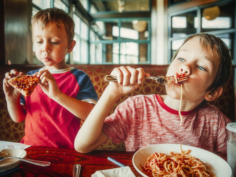 Zwei Jungen essen Spaghetti