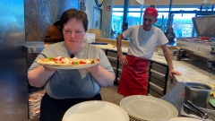 Die  36-Jährige Sandra arbeitet heute nich in ihrer Einrichtung des Behinderten-Werks Main-Kinzig, sondern serviert Pizza