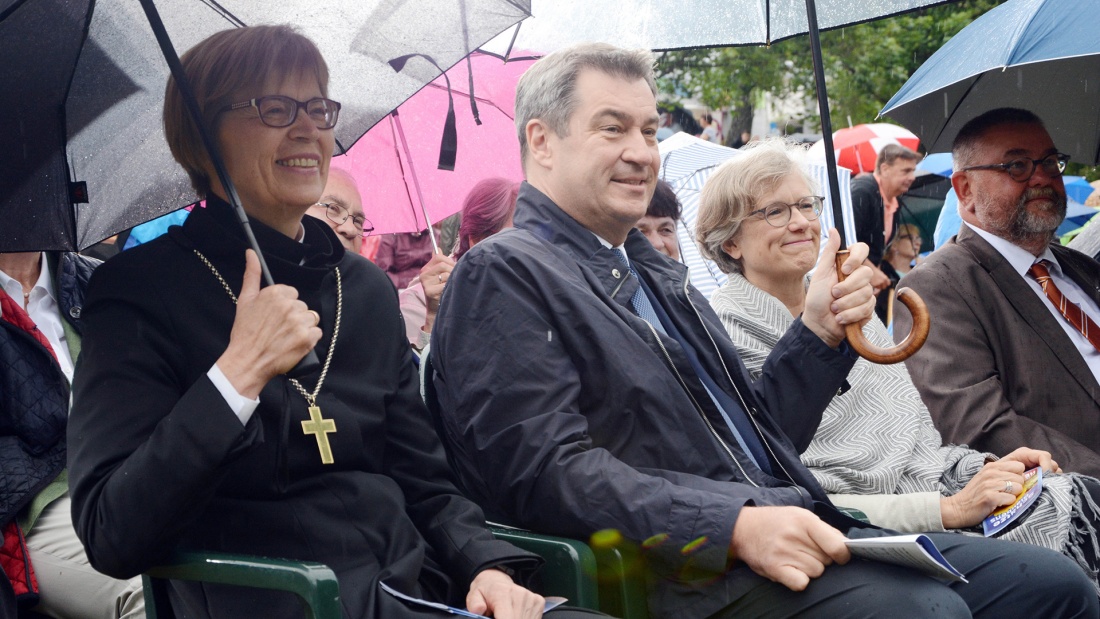 Gisela Bornowski, Regionalbischofin von Ansbach-Würzburg, Ministerpräsident Markus Söder, Deborah Bedford-Strohm auf dem Kirchentag in Hesselberg 2019