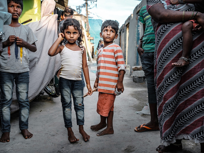 Kinder und andere Menschen im Slum Doddignuta