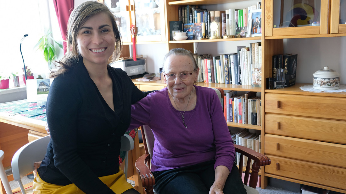 91-jährige Karla Trojanova und  ihre Enkelin Anna 