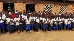 Schulkinder vor der Schule in Shabunda in der Provinz Süd-Kivu im Kongo