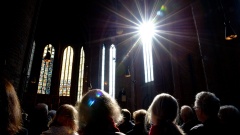 Besucher verfolgen in der Marktkirche den Gottesdienst.