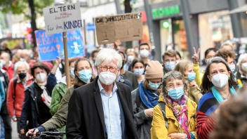 Heinrich Bedford-Strohm unter Demonstranten bei "Fridays for Future"-Demo