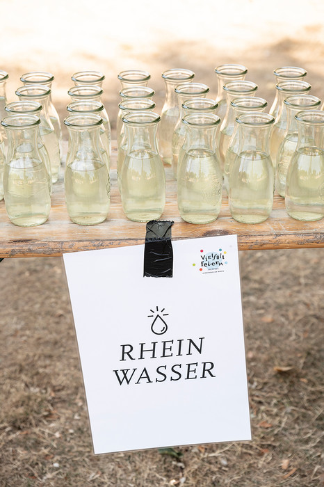 Die einen lassen sich mit Wasser aus dem Rhein taufen, andere mit Leitungswasser