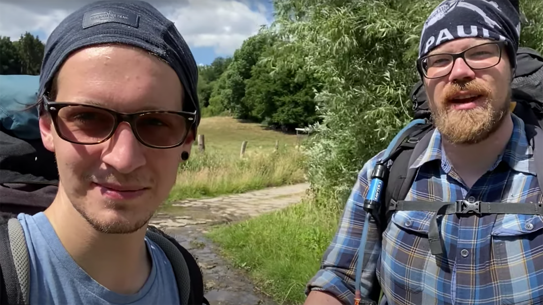 Max und Jonas von der Basis:Kirche, zwei junge Männer in Wanderoutfit