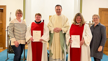 Gruppenbild von Jennifer Rhode, Monsignore Dr. Gregor Tuszynski, Katharina Lenzschau und Anja Fecke vor dem Altar.