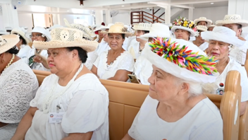 Gottesdienst mit Frauen in Weiß auf Cookinseln