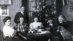 Schwarz-weiß Foto von Familie unterm Weihnachtsbaum