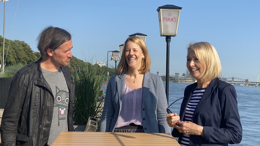 Kindermedienpreisträger Markus Tomsche, Britta de Matteis und Renate Bleichenbach bei den Aufnahmen zur Preisverleihung