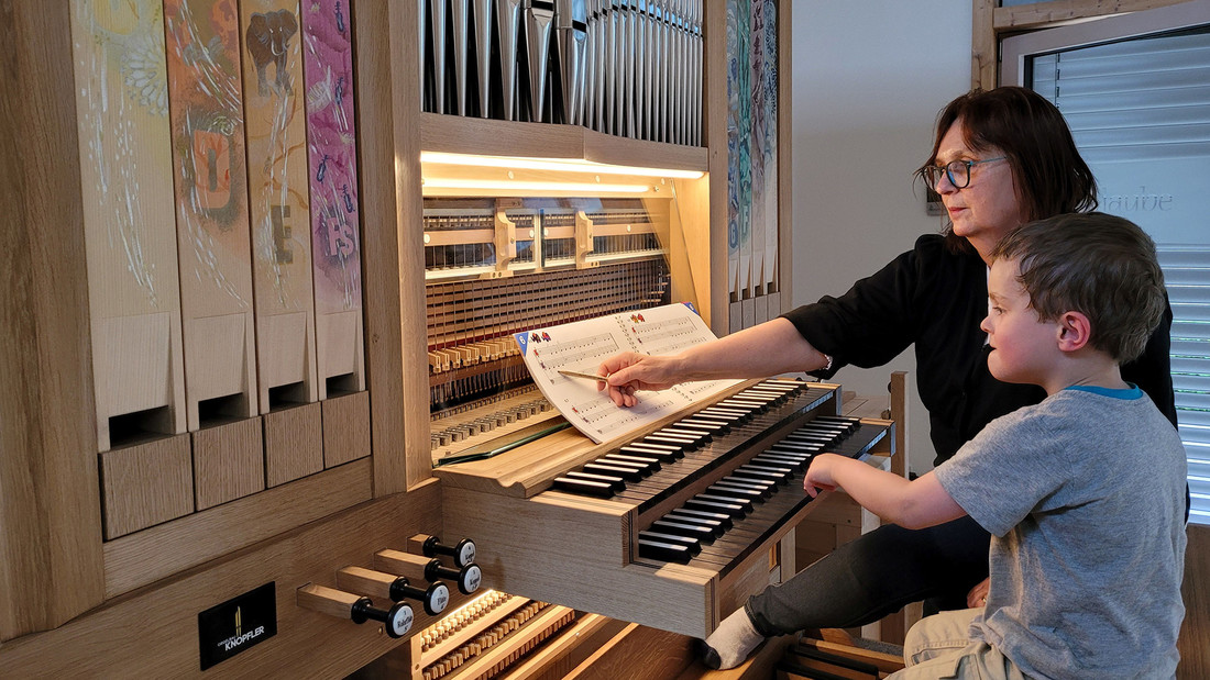 Leopold übt an der Orgel mit Lehrerin Elisabeth Kaiser