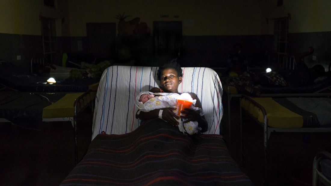 Der Fotograf Rubén Salgado Escudero zeigt weltweit Menschen, deren einzige Lichtquelle Solarlampen sind.