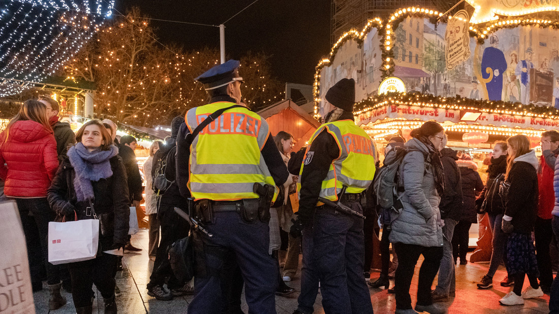 Polizisten patrouillieren auf einem Berliner Weihnachtsmarkt.