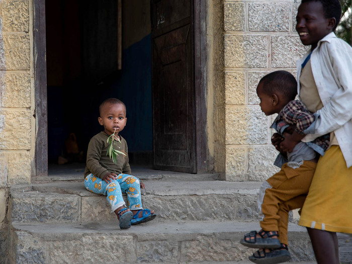Ein Baby sitzt auf der Treppe eines "IDP-Zentrums" für Binnenflüchtlinge, Mekele, Tigray
 