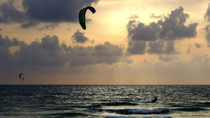 Meer mit Windsurfer