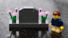 Ein Grab mit Blumen und Legofigur