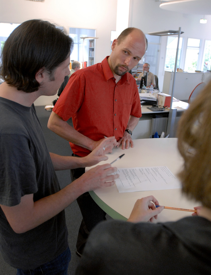 Besprechung im Newsroom