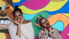 zwei afrikanische Mädchen sind fröhlich