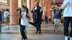 Tanzperformance von Pfarrer und Mädchen im Kirche