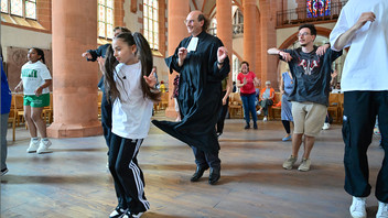 Tanzperformance von Pfarrer und Mädchen im Kirche