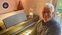 Eugen Eckert am Klavier zu Hause