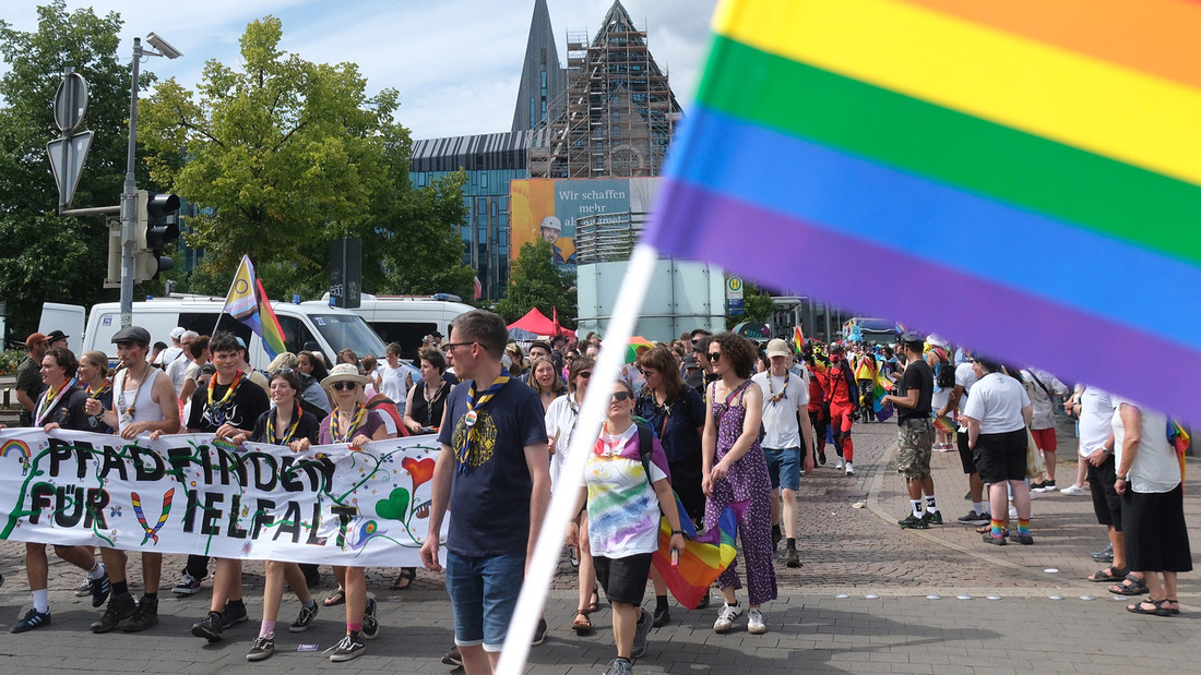 Teilnehmer beim Christopher-Street-Day (CSD) in Leipzig