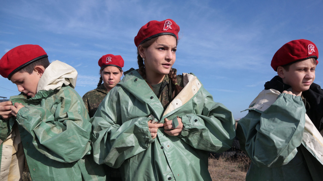 Militärische Ausbildung von Schulkindern in Sewastopol, Krim