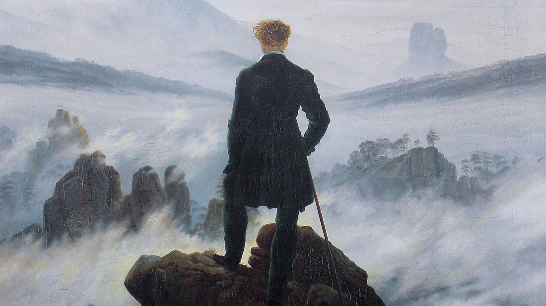 Ein Gemälde von Caspar David Friedrich zeigt einen Mann, der von einem Gipfel auf ein Wolkenmeer schaut.