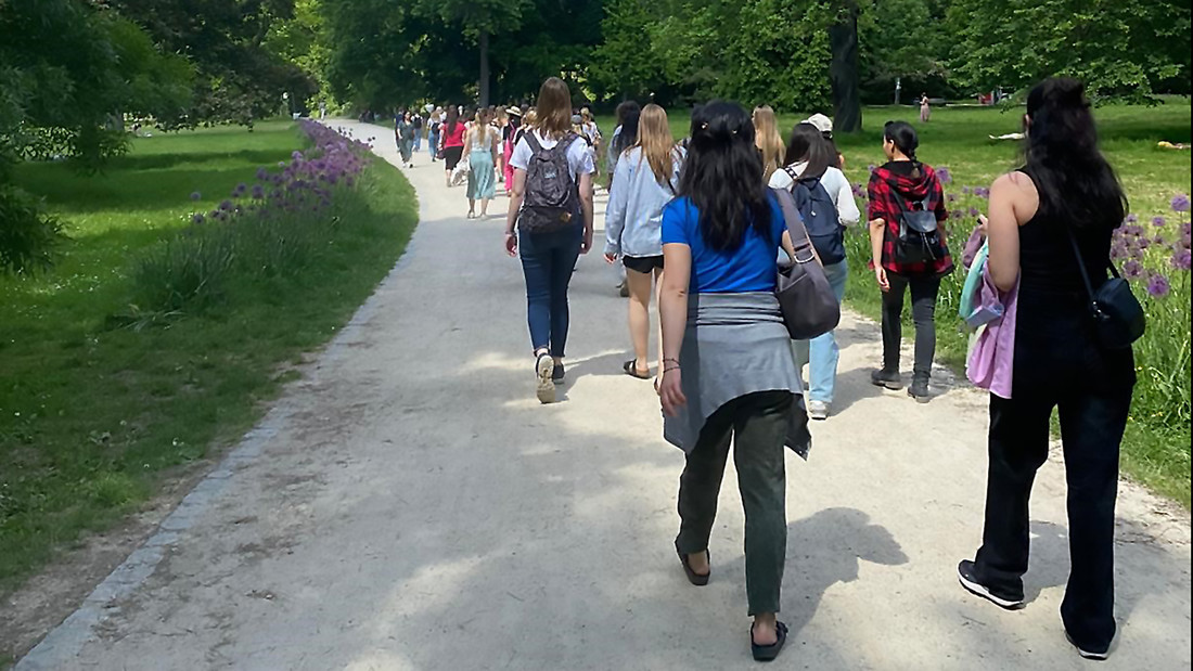 Gruppe Frauen geht durch einen Park