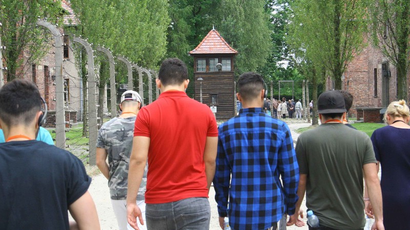 Jungen Muslimen während dem Aufenthalt 2017 im ehemaligen Vernichtungslager und heutiger Gedenkstätte Auschwitz-Birkenau