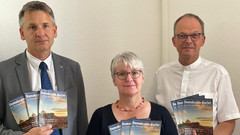 Superintendent Tobias Steinke, Superintendentin Annette von Biela und Hendrik Mattenklodt (v. l.) mit dem Demokratie-Kurier.