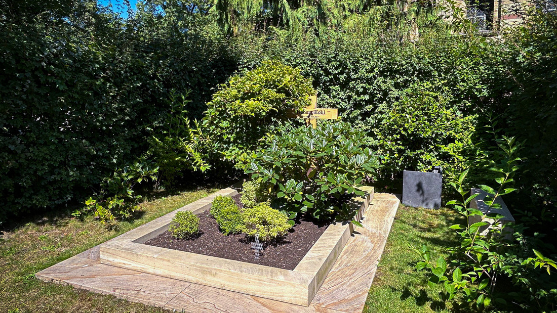 Grab von Helmut Kohl mit Holzkreuz