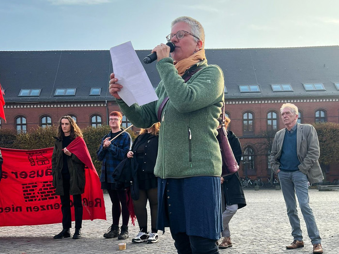 Anne Wolf bei einer Mahnwache der Organisation Sea Eye zur Erinnerung an im Mittelmeer umgekommene Menschen auf der Flucht